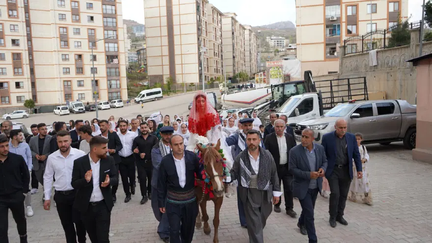 Film sahnesi değil, gerçek. Lüks arabalar bir kenara bırakıldı, gelin at sırtında alındı 2 Film sahnesi değil, gerçek. Lüks arabalar bir kenara bırakıldı, gelin at sırtında alındı 2