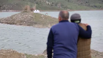 Kuraklıkla ortaya çıktı, baraj sulara gömdü. Sadece 2 yıl sürdü, sevdiklerine uzaktan dua ediyorlar