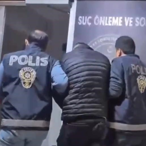 İzmir'de 50 yıl hapis cezasıyla aranıyordu, gardıropta yakalandı