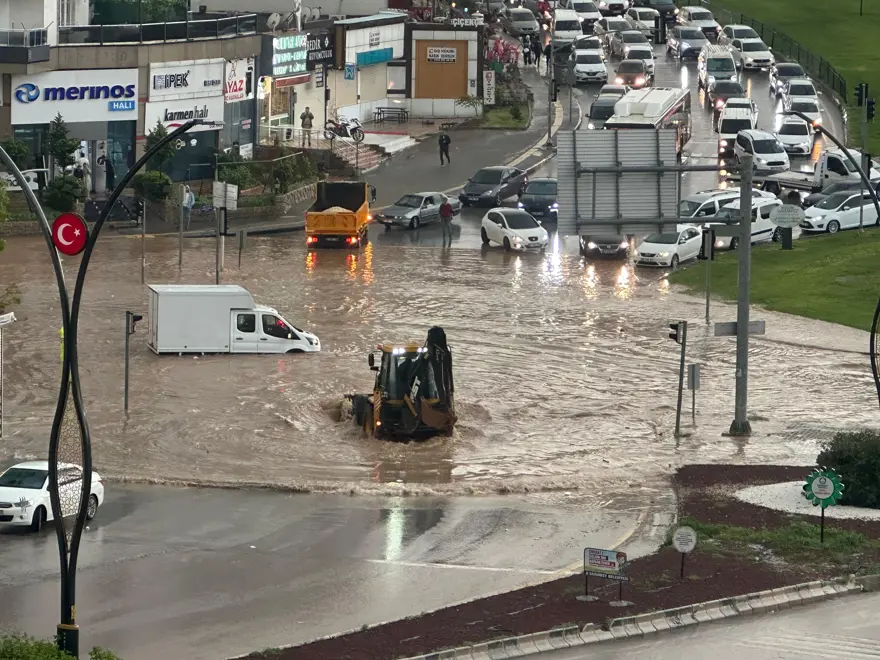 Gaziantep ve Şanlıurfa'yı fırtına vurdu. Bir kişi öldü, çok sayıda yaralı var 