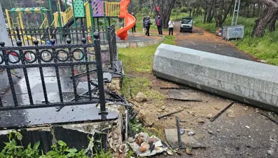 İstanbul'da fırtına. Heybeliada'nın simgesi dev bayrak direği devrildi