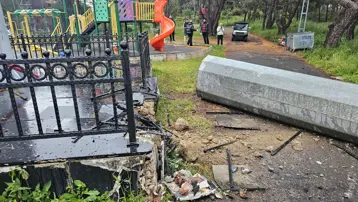 İstanbul'da fırtına. Heybeliada'nın simgesi dev bayrak direği devrildi