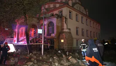 Elazığ'da yıldırımın isabet ettiği caminin minaresi yıkıldı