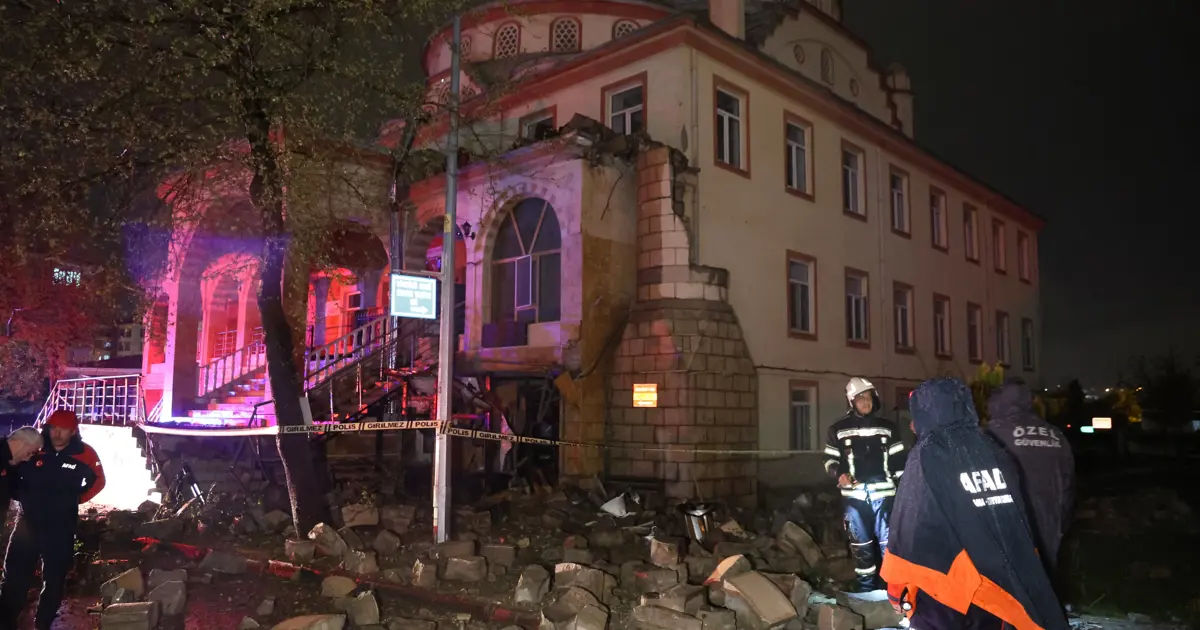 Elazığ'da yıldırımın isabet ettiği caminin minaresi yıkıldı