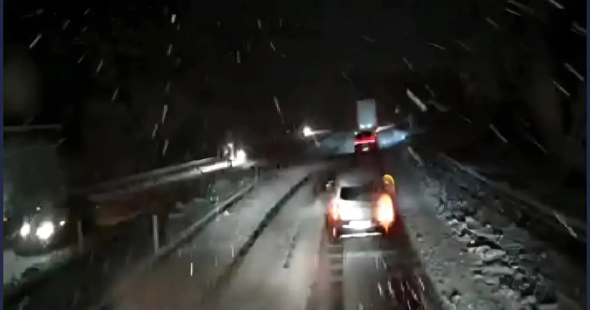 Afyonkarahisar’da kar yağışı etkili oldu. Bazı yollar TIR geçişine kapatıldı