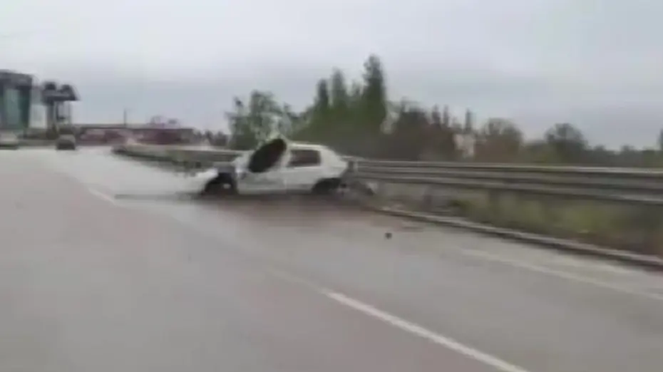 İkinci kazayı önlemeye çalıştı ama başarısız oldu. Otomobil böyle kontrolden çıktı