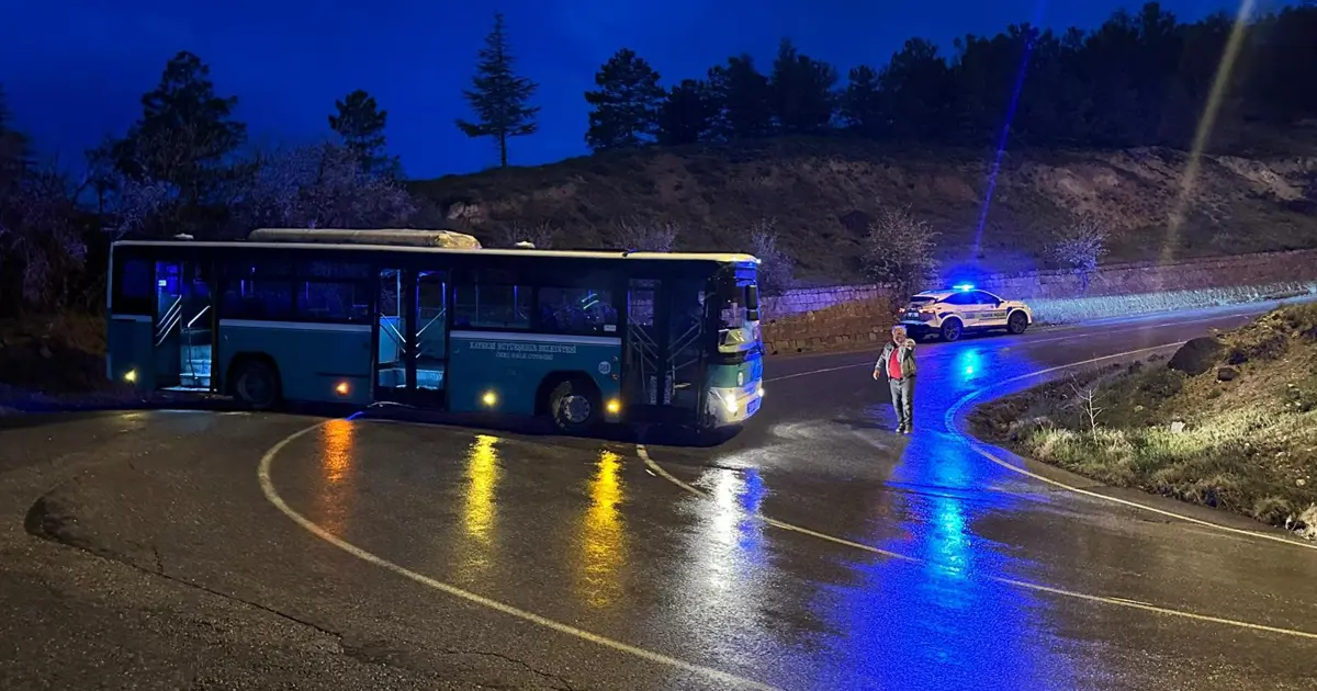 Çaldığı halk otobüsüyle kaza yaptı