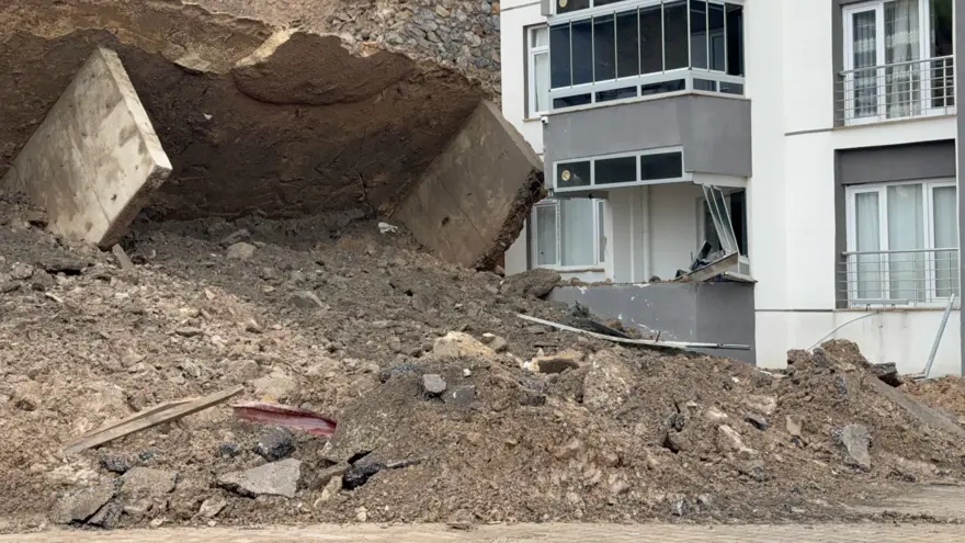 5 yıl önce yapıldı, gürültüyle çöktü. Park halindeki araç sürüklendi 1