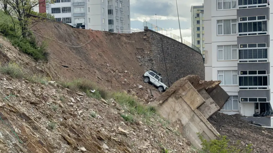 5 yıl önce yapıldı, gürültüyle çöktü. Park halindeki araç sürüklendi 