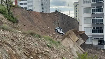 5 yıl önce yapıldı, gürültüyle çöktü. Park halindeki araç sürüklendi
