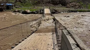 Kar eridi, sular yükseldi. İki mahalleyi bağlayan Mehmetçik Köprüsü yıkılmak üzere