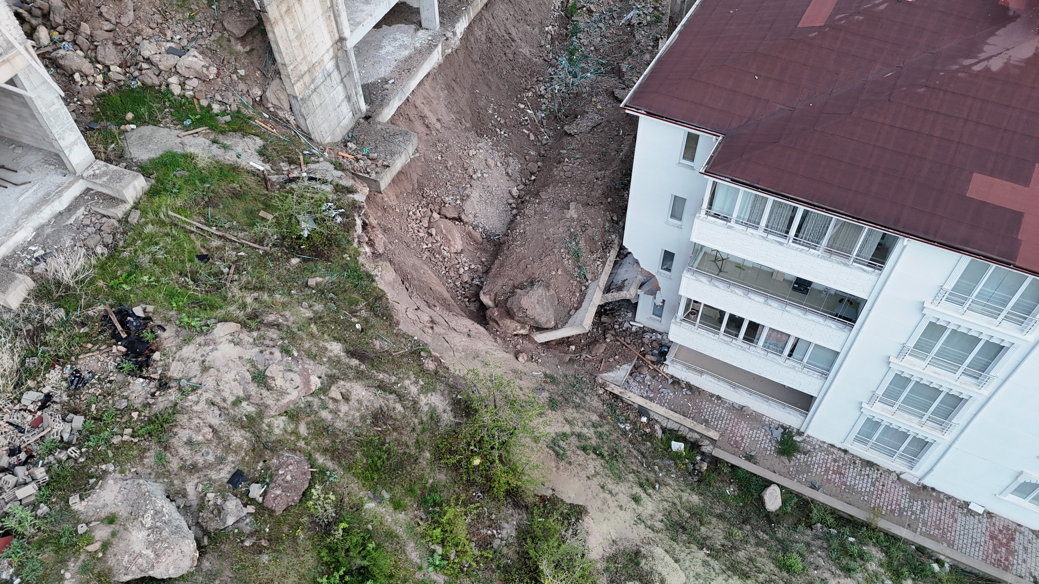 Çöken istinat duvarı evlerin duvarını yıktı. 10 ev tahliye edildi