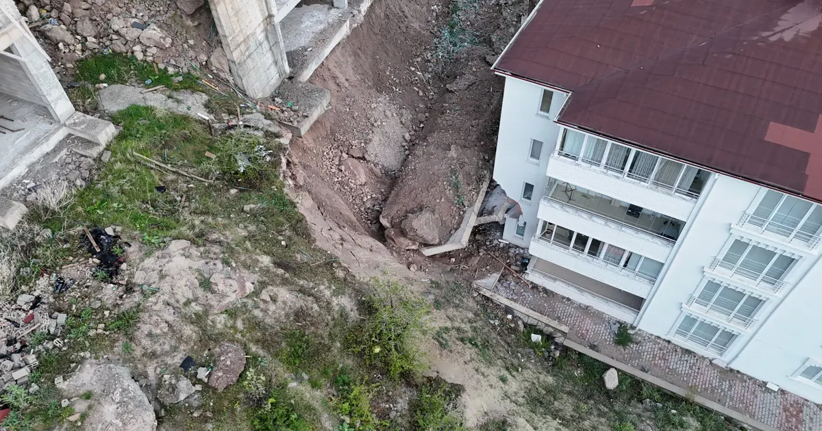 Çöken istinat duvarı evlerin duvarını yıktı. 10 ev tahliye edildi
