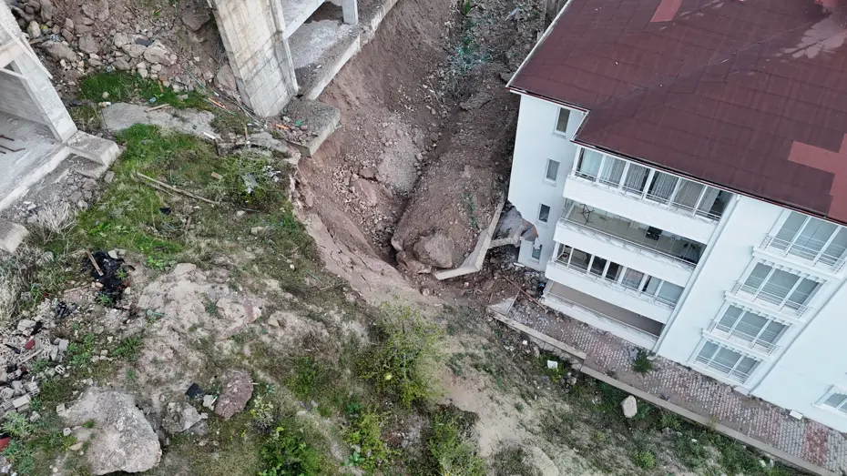 Çöken istinat duvarı evlerin duvarını yıktı. 10 ev tahliye edildi