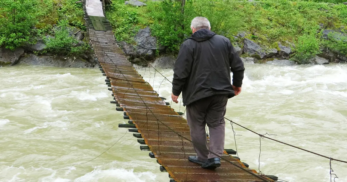 Giresun'da tahta ve demir köprüler can güvenliğini tehdit ediyor: ''Düşen de var, ölen de''