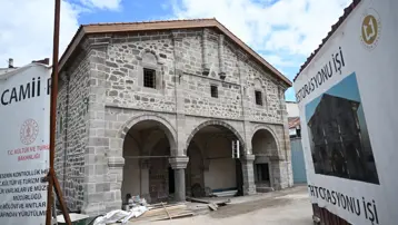 Yaklaşık 3 asırlık geçmişe sahip. Yeniden ayağa kaldırıldı