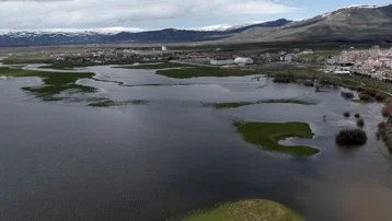 Yağışlar rekor kırınca nehir taştı, ova gölete döndü. Ev sahipleri tedirgin