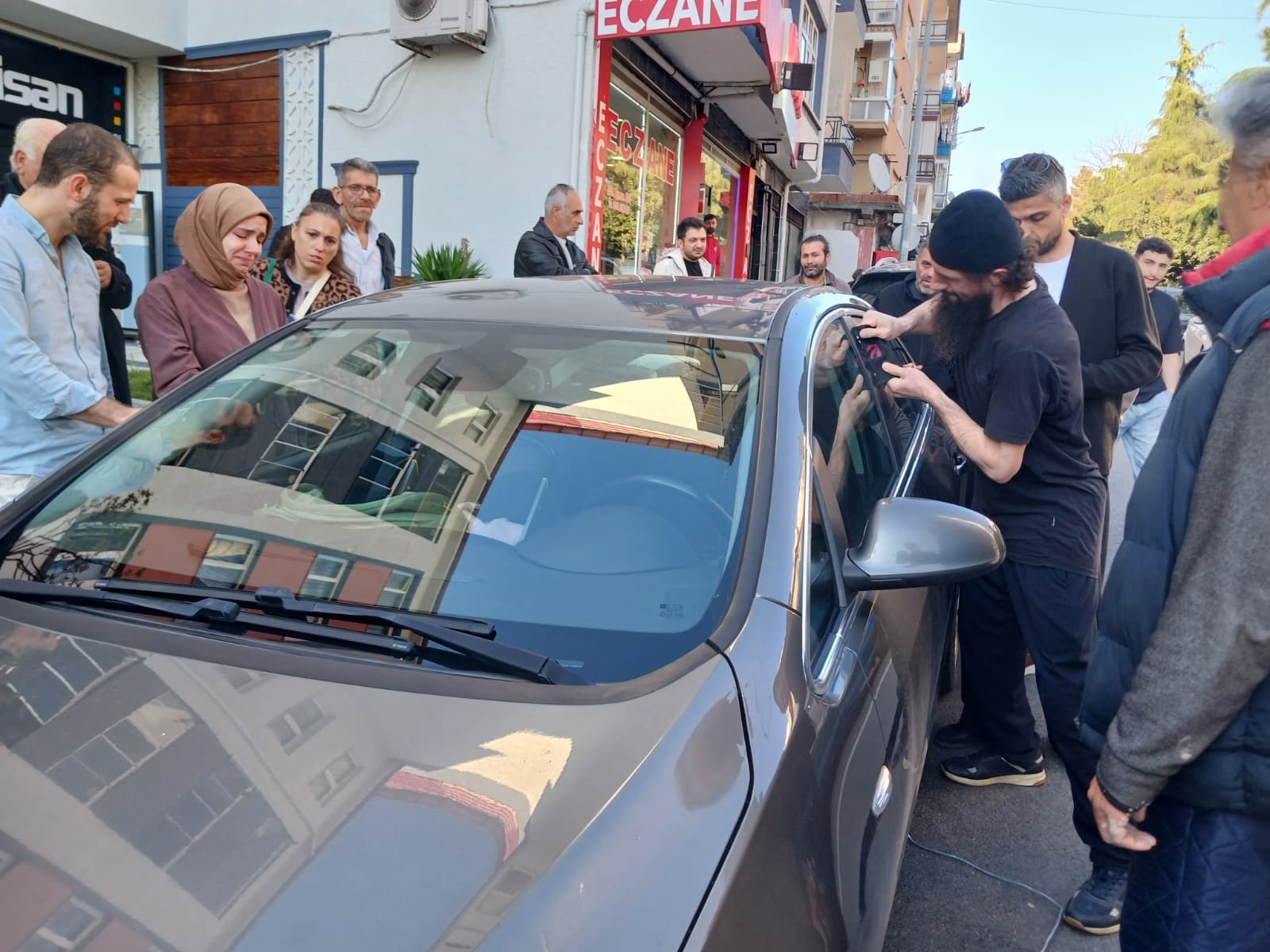 Anne anahtarı içerde unuttu, 3 aylık bebek arabada kilitli kaldı