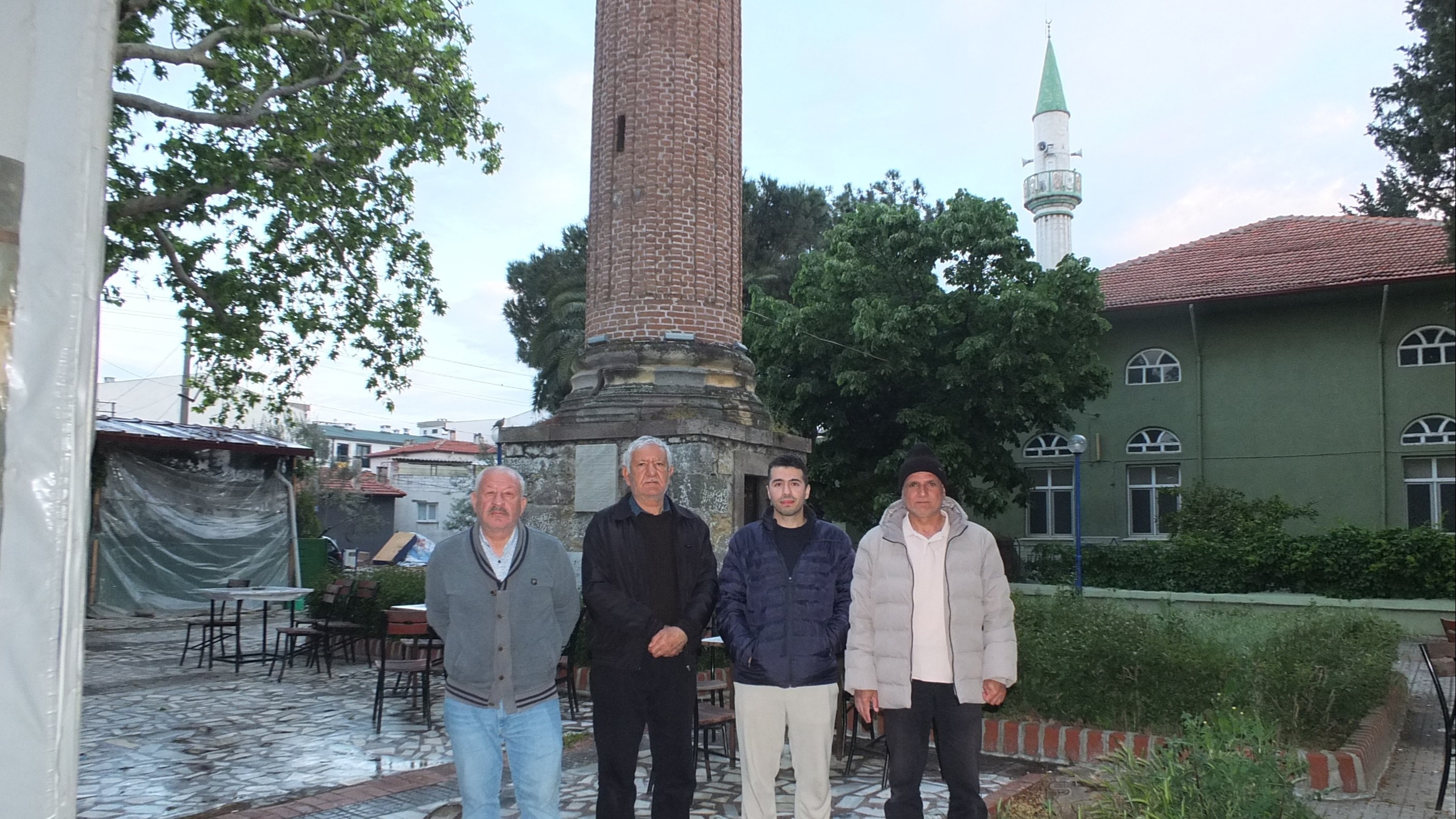 Cami taşındı, kendisi kaldı. Yalnız minareyi gören dönüp bir daha bakıyor