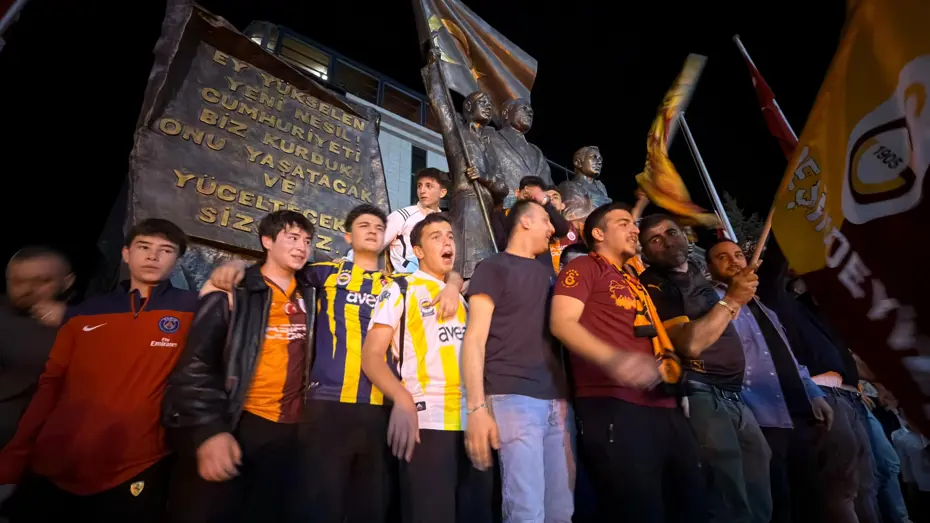 Fenerbahçeli taraftarlar, Galatasaray'ın kutlamasına katıldı