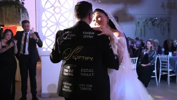 Hayretler içinde bıraktı. Düğün masrafını düşürmek için damatlığını reklam panosuna çevirdi