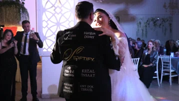 Hayretler içinde bıraktı. Düğün masrafını düşürmek için damatlığını reklam panosuna çevirdi