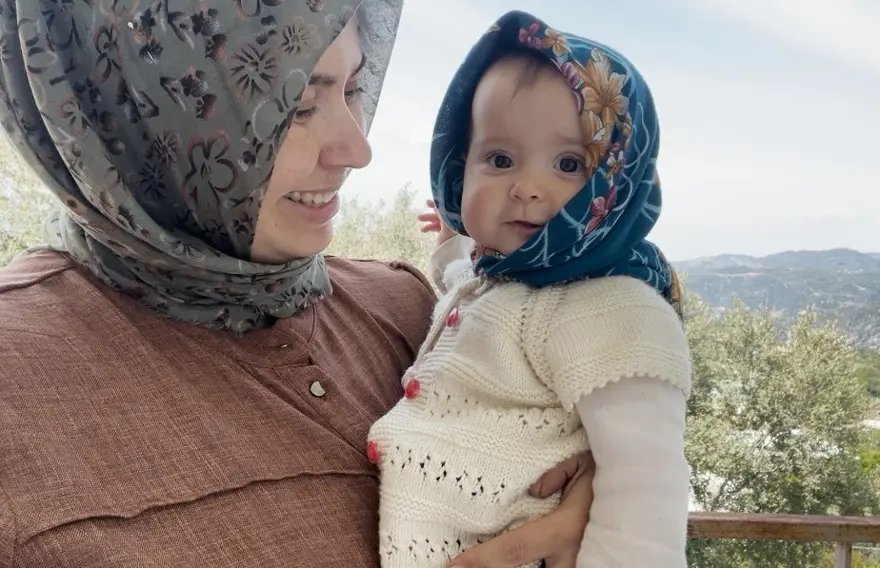 Sosyal medyayı sallayan anne ve kızı milyonlar izliyor. “Evde durmuyor” dedirten bebek