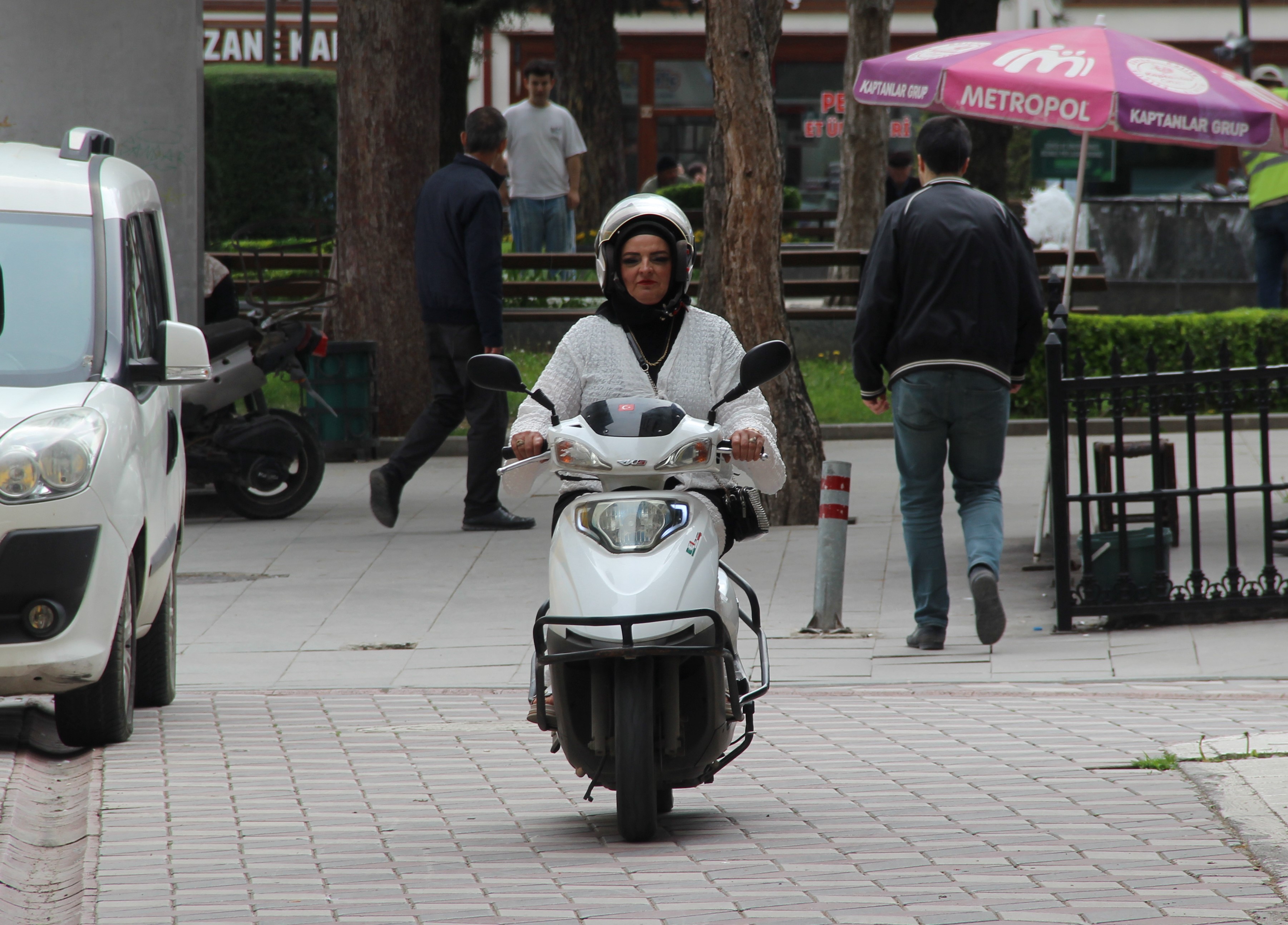 Evde anne, sokakta motokurye. Aile ekonomisine katkı sağlıyor
