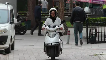 Evde anne, sokakta motokurye. Aile ekonomisine katkı sağlıyor