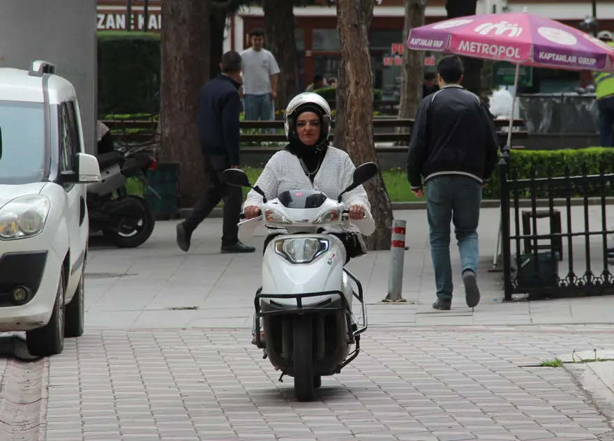 Evde anne, sokakta motokurye. Aile ekonomisine katkı sağlıyor 