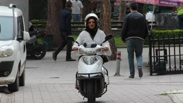 Evde anne, sokakta motokurye. Aile ekonomisine katkı sağlıyor