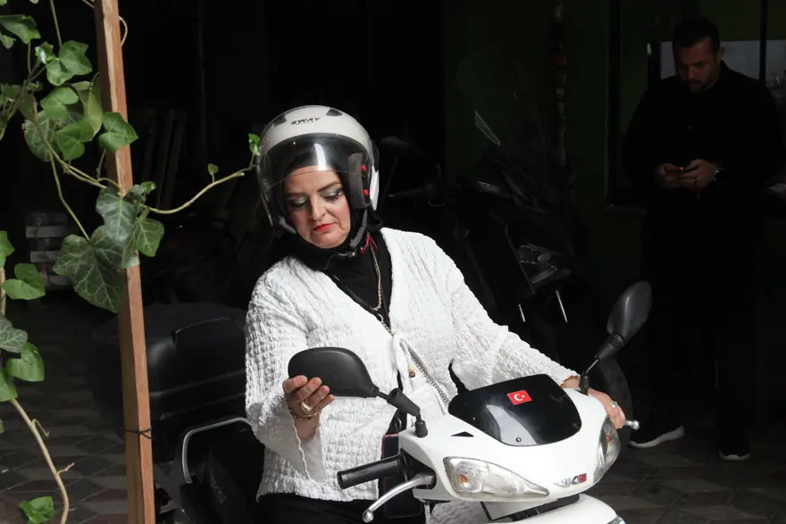Evde anne, sokakta motokurye. Aile ekonomisine katkı sağlıyor 5
