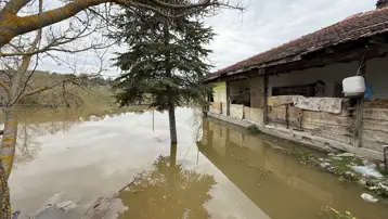 Baraj taştı, mahalle sular altında kaldı. Evlerine girmek için dağları aşmak zorundalar