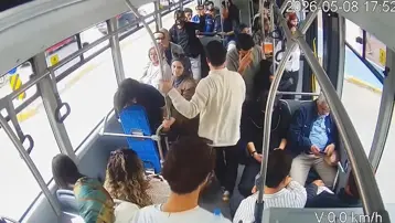 Şoför sürdü, sağlık çalışanı müdahale etti: Otobüste panik anlar 
