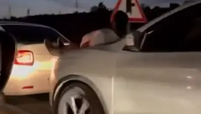 Halat bulamayınca iki aracın arasına insan koydular
