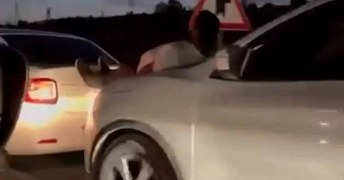 Halat bulamayınca iki aracın arasına insan koydular