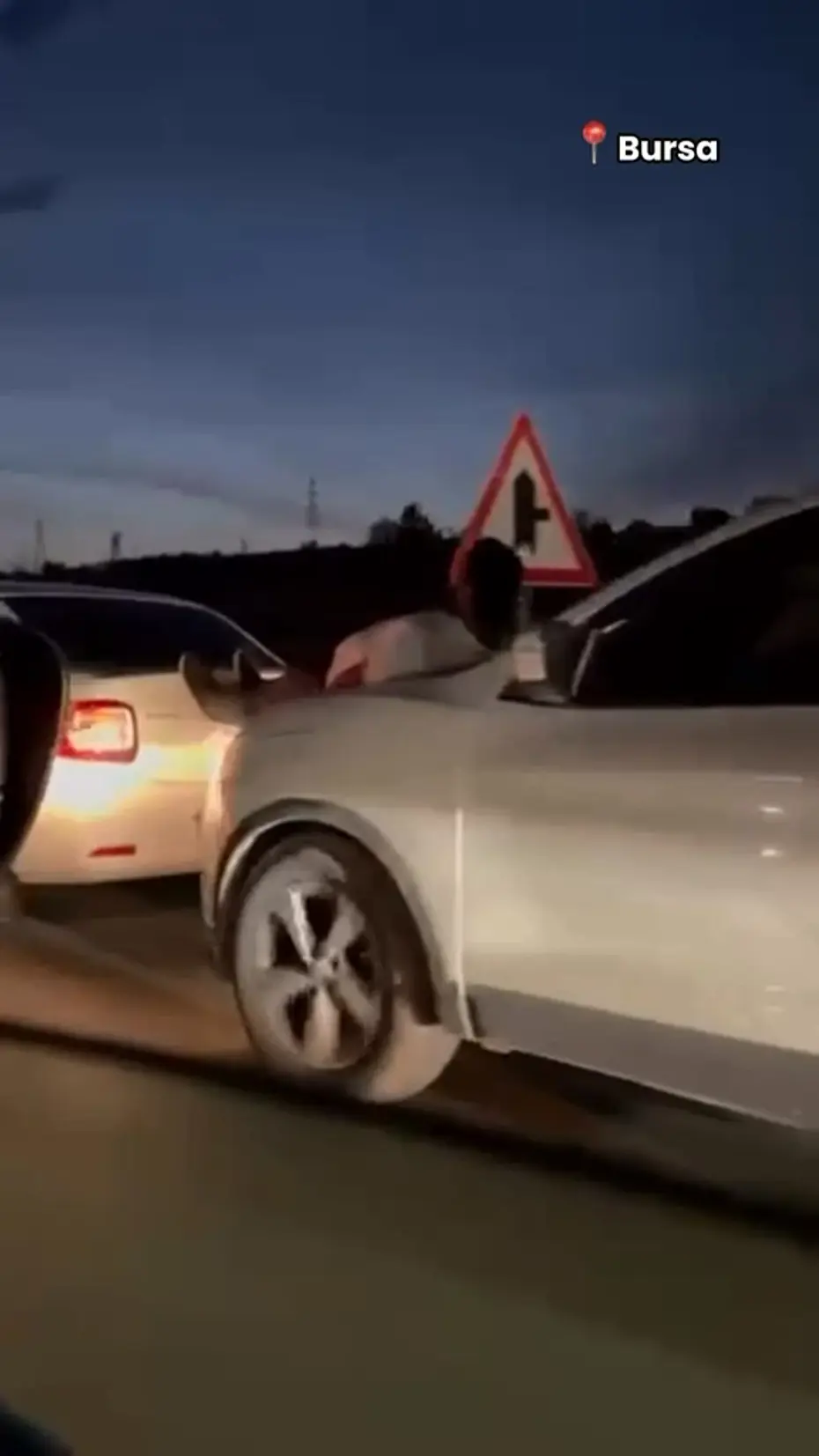 Halat bulamayınca iki aracın arasına insan koydular