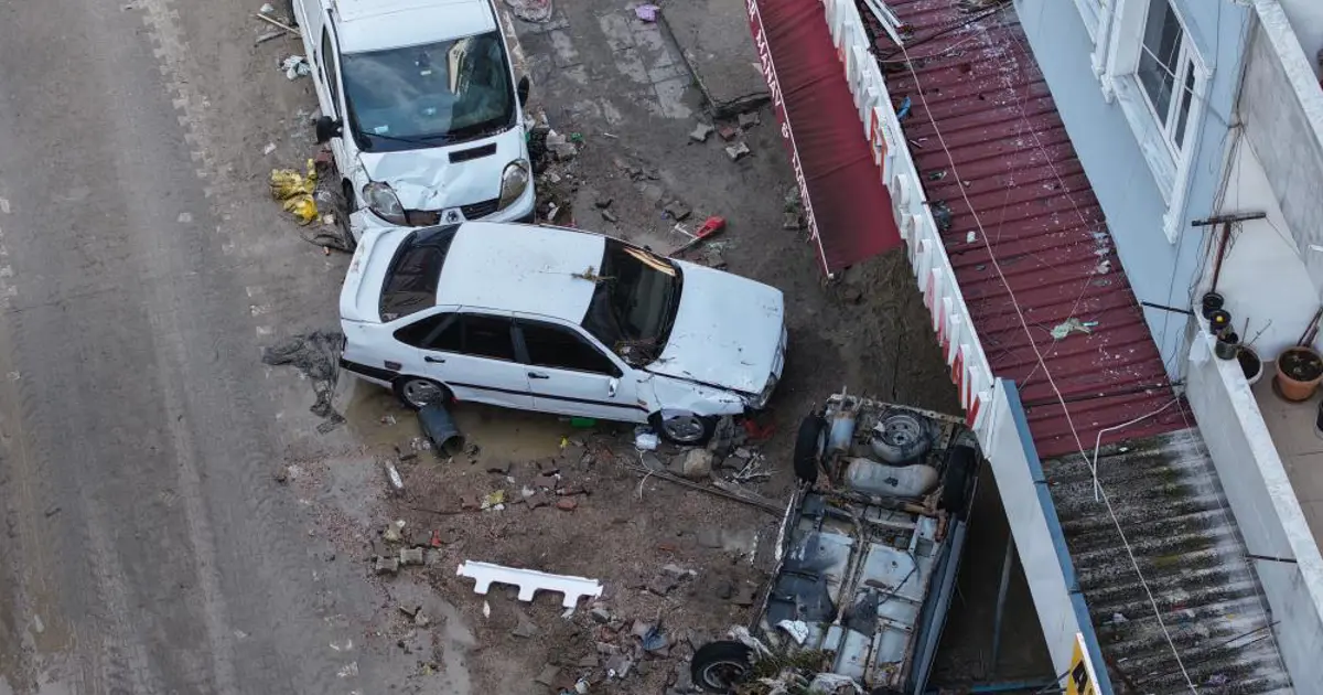 Havza'da araçlar hurdaya döndü, iş yerlerinde maddi hasar oluştu