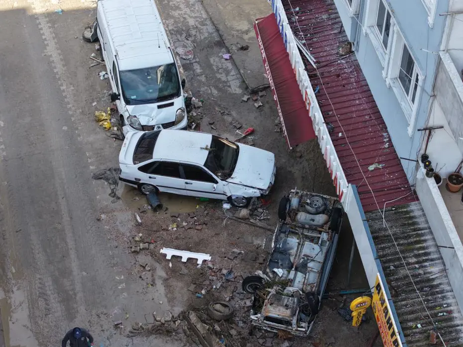Havza'da araçlar hurdaya döndü, iş yerlerinde maddi hasar oluştu