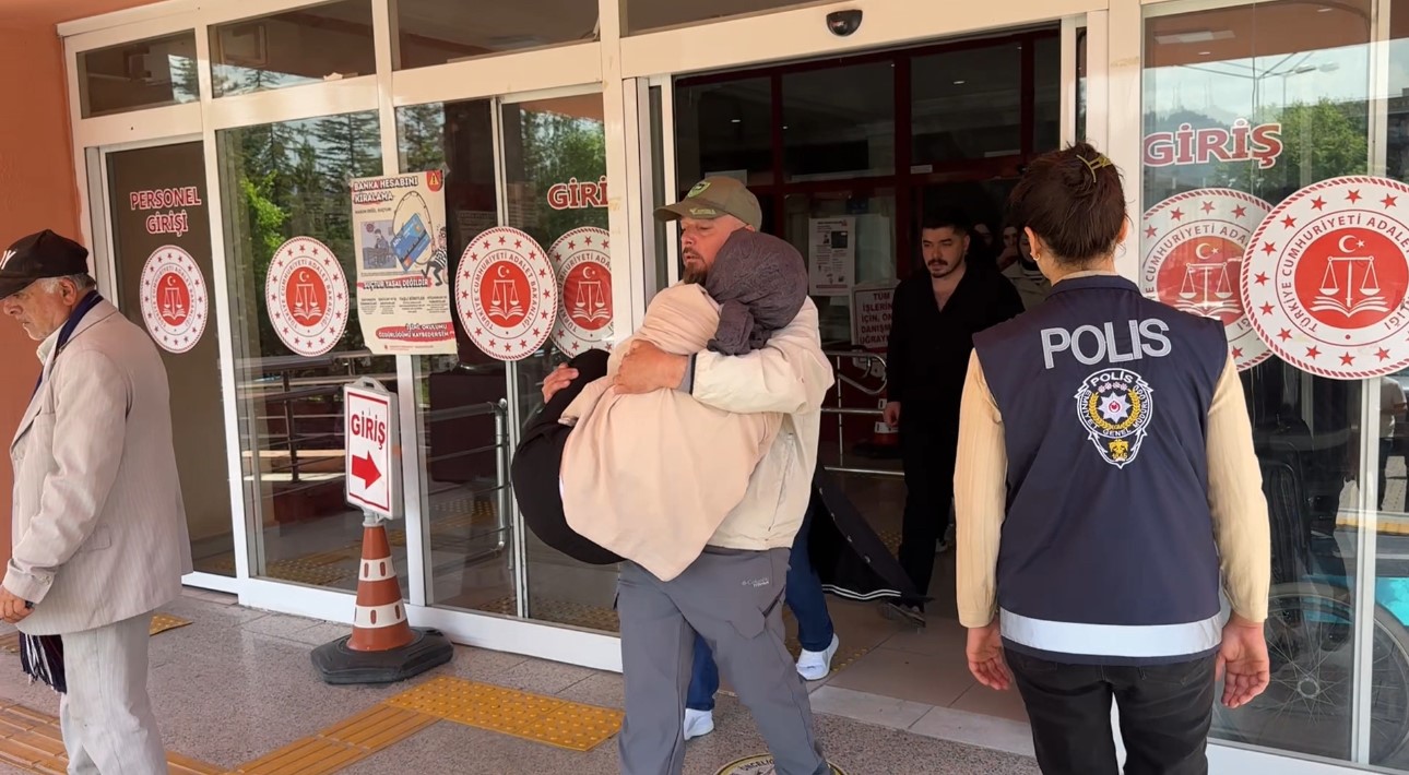 Karar duruşması ertelendi, sinir krizi geçiren anne hastanelik oldu