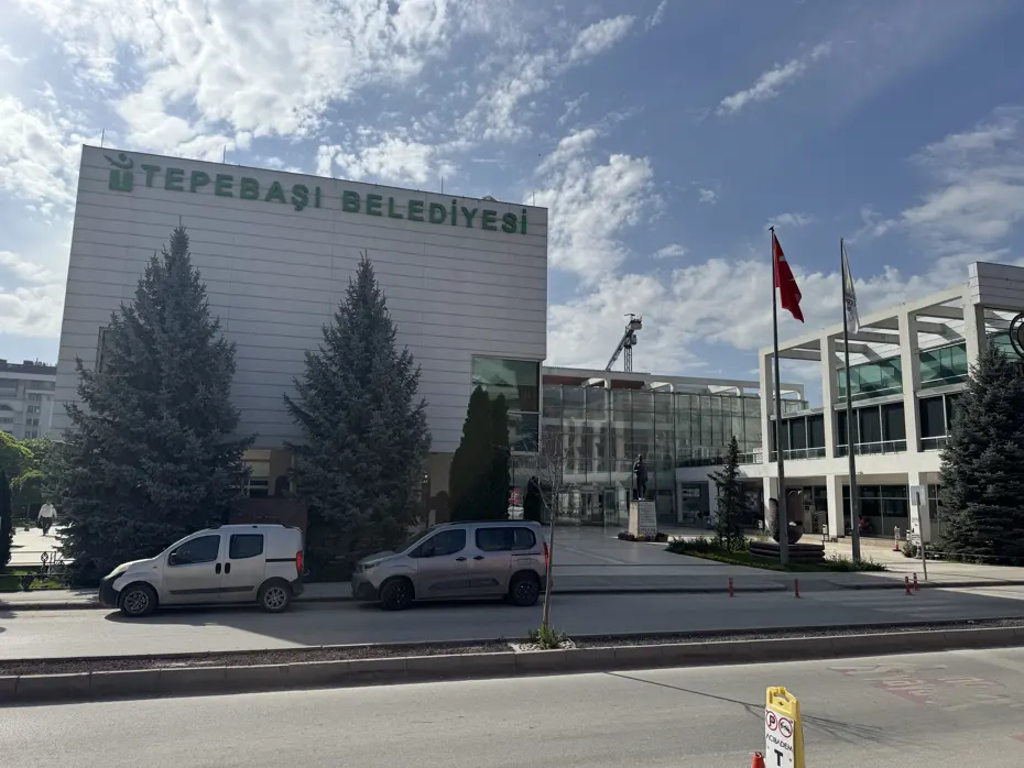 Tepebaşı Belediyesi'ne yolsuzluk operasyonu. Müdürün bahçesinde gizli oda bulundu