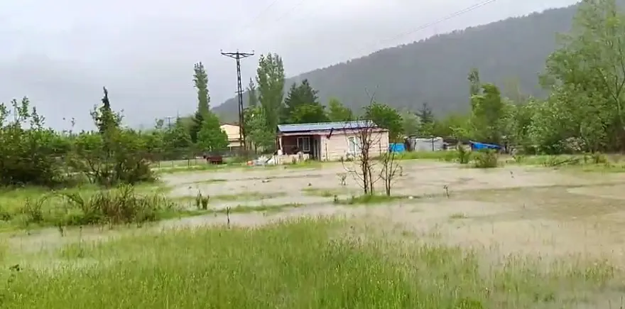 Barajın kapakları açılınca çay taştı, evler su altında kaldı 2