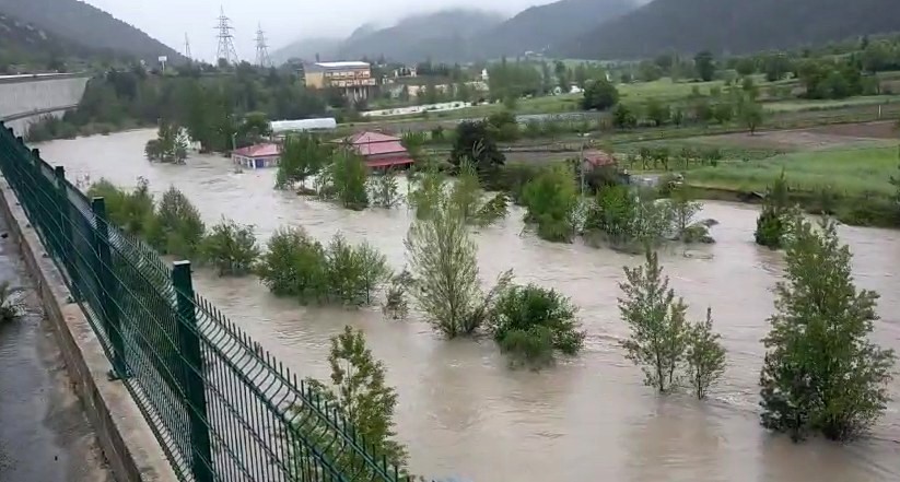 Barajın kapakları açılınca çay taştı, evler su altında kaldı
