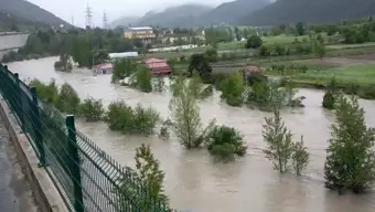 Barajın kapakları açılınca çay taştı