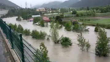Barajın kapakları açılınca çay taştı, evler su altında kaldı