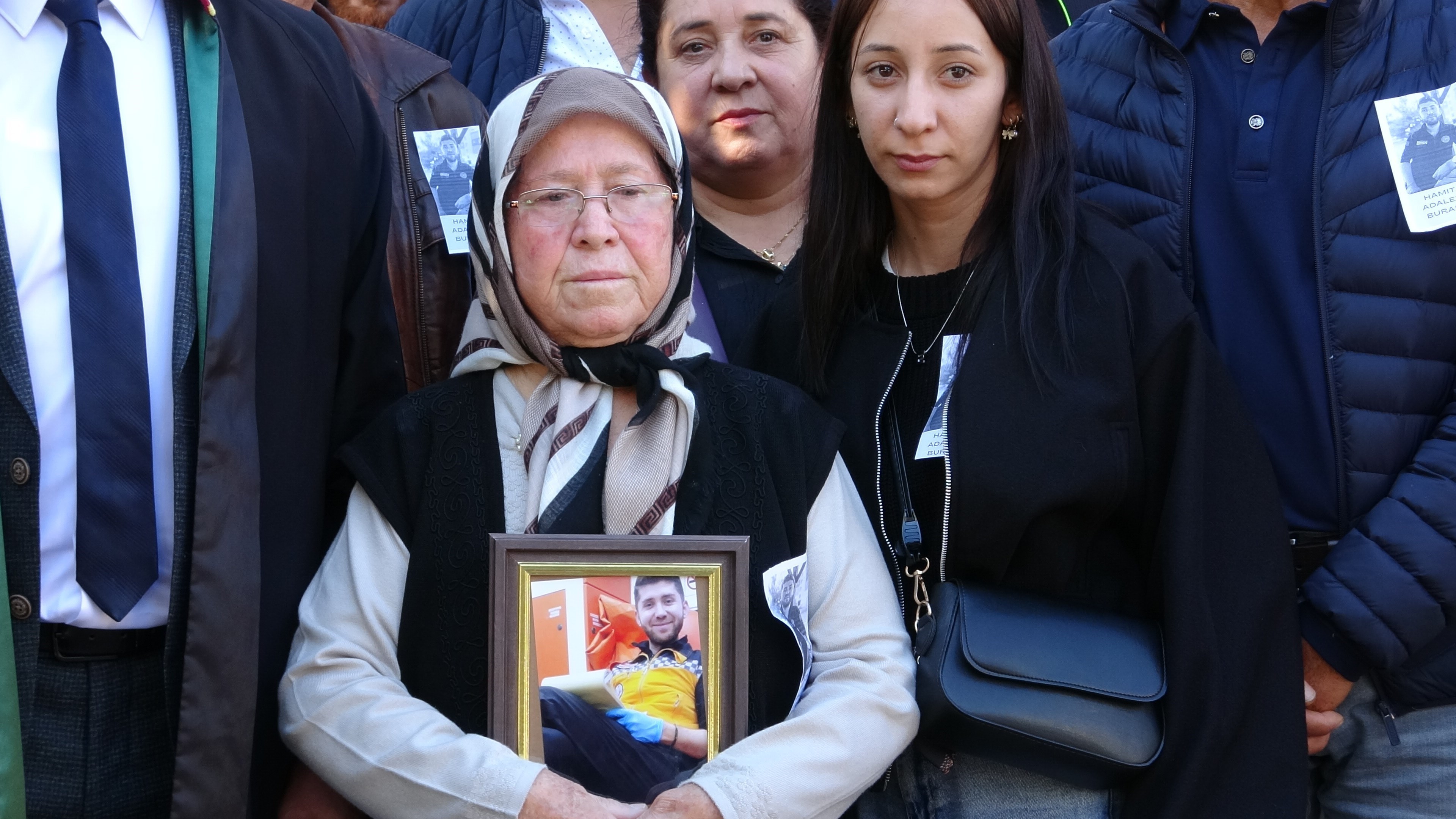 Oğlunun portresiyle gitti. "Ne olur bir an önce karar verin"