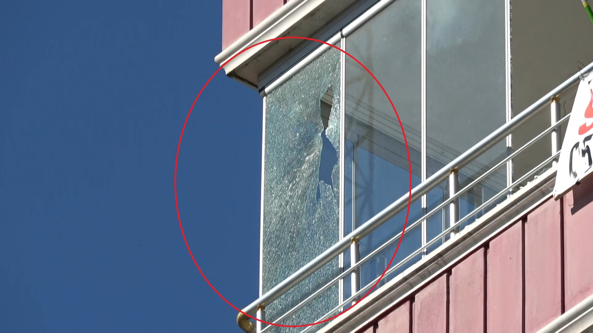 Samsun'da büyük panik. Evde oturuyorlardı, bir anda camlar kırıldı