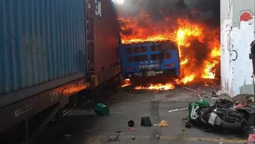 Dehşet anları kamerada. Tayland'da tren otobüse çarptı, 8 ölü