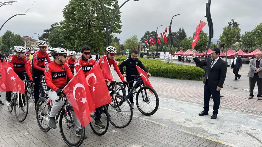 Ellerinde Türk bayraklarıyla pedal çevirdiler 1