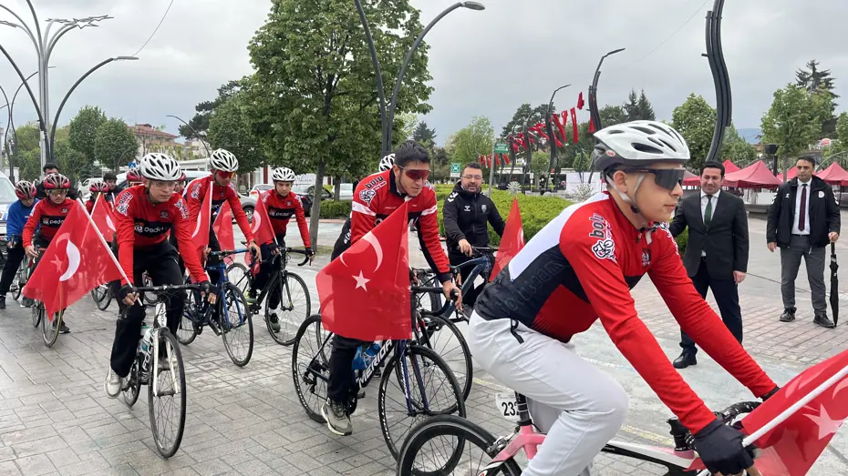 Ellerinde Türk bayraklarıyla pedal çevirdiler